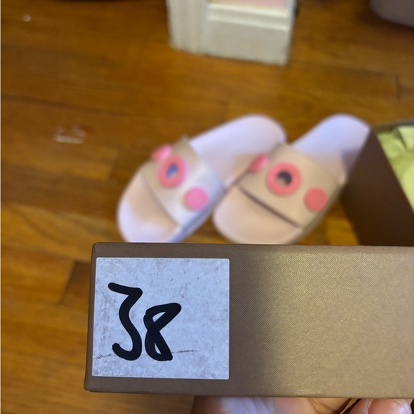 SLIGHTLY WORN Burberry Logo Graphic Rubber Slide🌸👛 - Picture 7 of 7